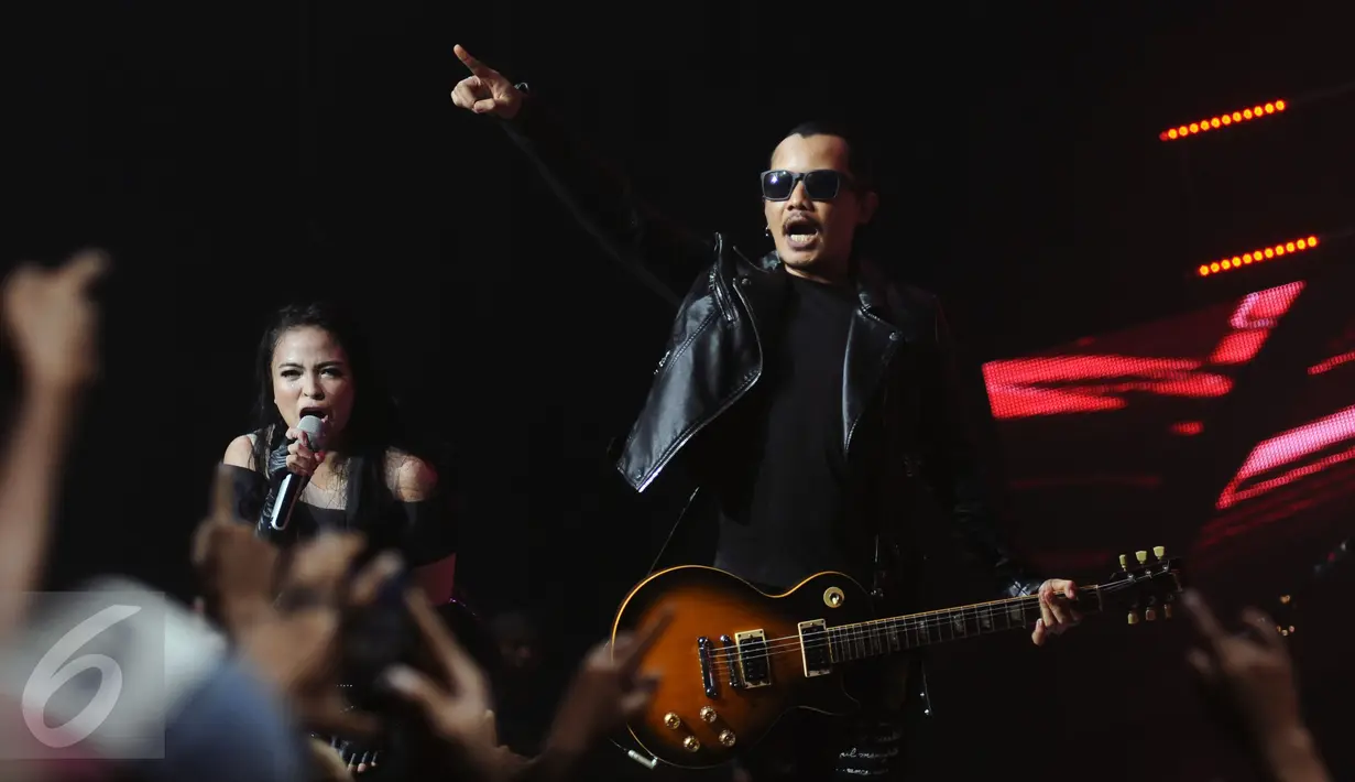 Vokalis band Kotak Tantri bersama Mario Marcella tampil memukau di The Biggest Concert Long Live Kotak x Anggun di Studio6 Emtek City, Jakarta, Rabu (23/11). Konser ini juga bagian perayaan 12 tahun Kotak berkarya. (Liputan6.com/Helmi Fithriansyah)