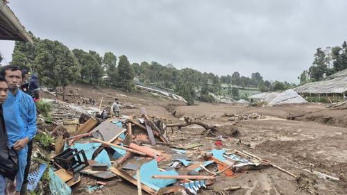 Bencana tanag longsor di lereng Gunung Burangrang, Kecamatan Cisarua, Kabupaten Bandung Barat, Jawa Barat.