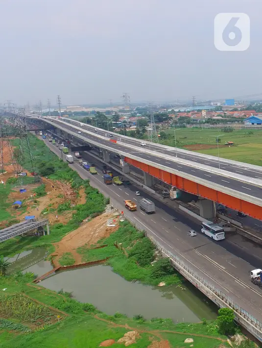Foto Udara kendaraan melintas di atas jalan Tol Layang (Elevated) Jakarta - Cikampek (Japek) di Bekasi, Selasa (17/12/2019). Tol Layang Japek II mulai beroperasi untuk kendaraan golongan I tanpa tarif dengan minimum kecepatan 60 km dan Maksimum 80 km per jam (Liputan6.com/Zulfikar Abubakar)