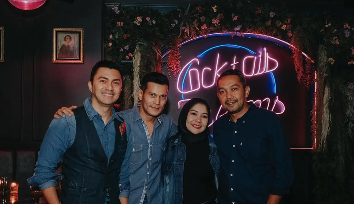 Aktor senior Anjasmara dan Adam Jordan juga dturut merayakan ulang tahun aktris cantik yang satu ini. Dengan menggunakan baju denim, Anjasmara dan Adam Jordan berfoto bersama kedua orang tua Nikita.  (Liputan6.com/IG/nikitawillyofficial94)