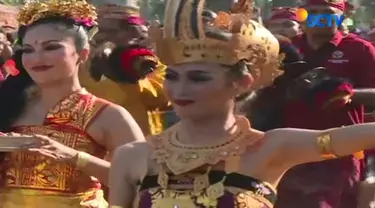 Ulang tahun ASEAN ke-50 dirayakan secara meriah di seputar Bundaran Hotel Indonesia, Jakarta.