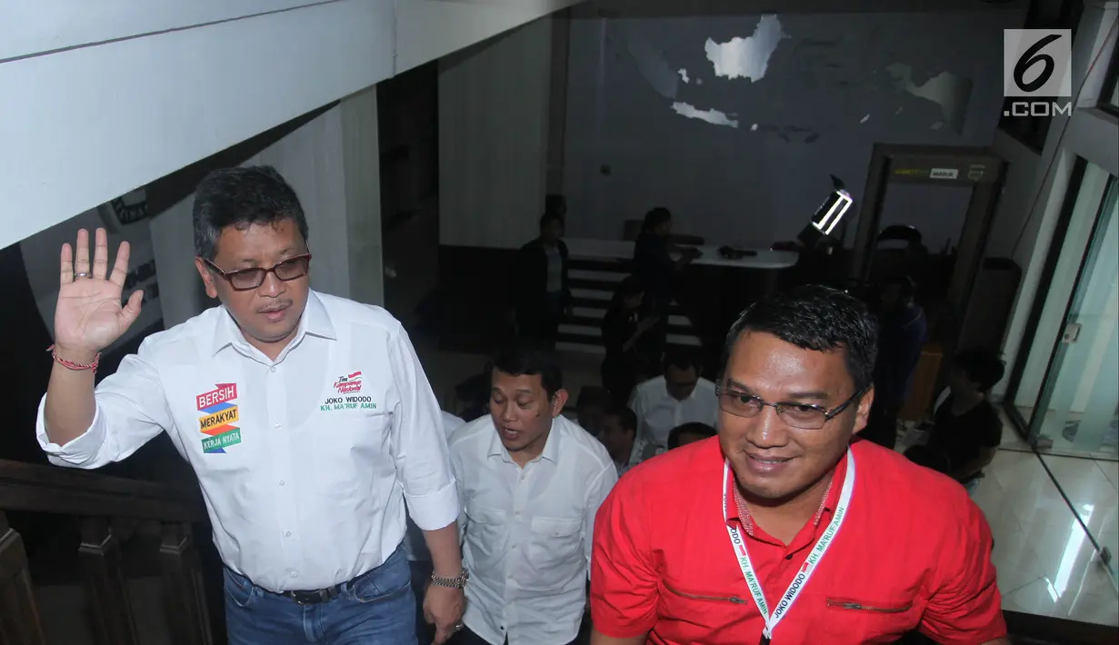 Sekjen PDIP Hasto Kristianto (kiri) bersama para sekjen partai pendukung capres dan cawapres Jokowi-Ma'ruf  saat akan melaporkan dana awal kampanye Pilpres 2019 di Gedung KPU, Jakarta, Sabtu (22/9). (Liputan6.com/Herman Zakharia)