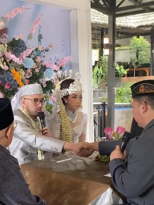 Momen suasana saat akad nikah. Kemal dan Yumi mengenakan baju pernikahan adat Sunda warna perak dengan gaya cutting yang lebih modern. [Instagram/podcastancur]