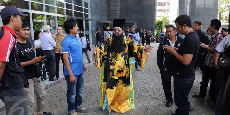  20160810-Tak Kunjung Selesai, Hakim Bao Gelar Ritual di Sidang Jessica