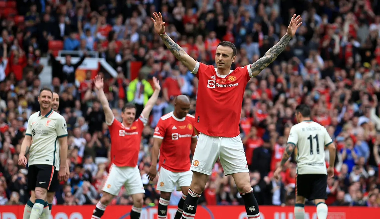 Liverpool sebenarnya berhasil unggul terlebih dahulu lewat Luis Garcia. Namun, tiga menit berselang, Manchester United berhasil menyamakan kedudukan melalui Dimitar Berbatov yang dihadiahi penalti usai dirinya dilanggar di kotak terlarang. (AFP/Lindsey Parnaby)