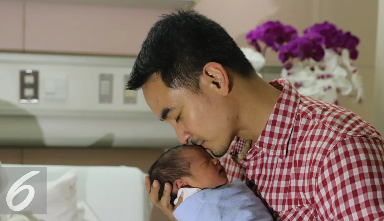 Zumi Zola mencium anak keduanya di RS kawasan Pondok Indah, Jakarta, Kamis (23/6). Zumi menamakan anak keduanya Zhafran Ziyadh At-thahirah Zola. (Liputan6.com/Herman Zakharia)