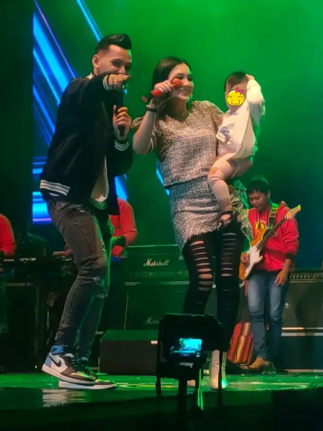 6 Potret Musisi Indonesia yang Ajak Anak Balitanya Manggung, Bikin Kagum