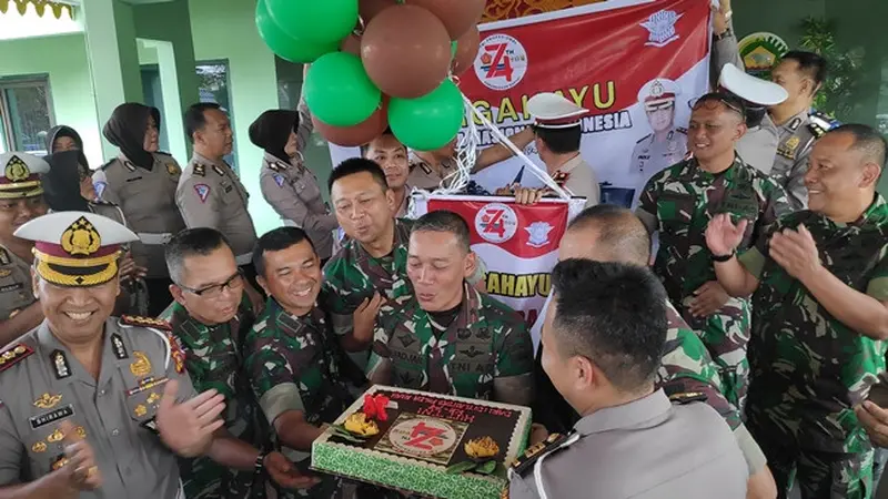 Komandan Korem/Wirabima mendapat kejutan dari Polda Riau menyambut HUT ke 74 TNI.