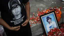 Kaos bergambar foto korban Tragedi Semanggi I, Bernardus Realino Norma Irmawan, Jakarta, Kamis (13/11/2014). (Liputan6.com/Faizal Fanani)