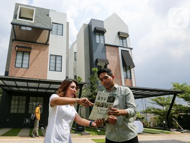 Penjual menawarkan hunian di kawasan Synthesis Huis, Cijantung, Jakarta (26/05/2022). Tahun 2022 menjadi momentum kebangkitan kembali industri properti, kondisi tersebut terlihat dari tren penjualan rumah tapak yang cukup tinggi dengan gaya urban outdoor sejak awal tahun 2022. (Liputan6.com/Fery Pradolo)