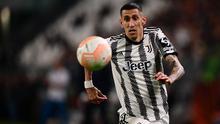 Striker Juventus, Angel Di Maria mengontrol bola saat menghadapi Sevilla pada laga leg pertama semifinal Liga Europa 2022/2023 di Juventus Stadium, Turin (11/5/2023). Dipastikan meninggalkan Juventus saat kontraknya rampung pada 30 Juni 2023, Angel Di Maria diprediksi akan hijrah ke kompetisi non-Eropa. Inter Miami tentu menjadi tujuan favoritnya setelah Lionel Messi, rekannya saat membawa Argentina meraih Piala Dunia 2022, memastikan bergabung. (AFP/Marco Bertorello)