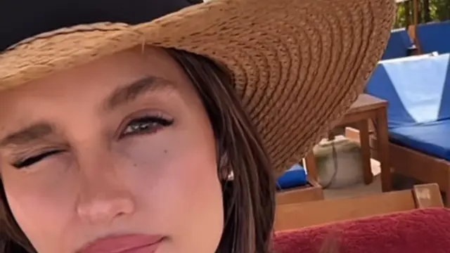 Cinta Laura saat di pantai dengan Orangtuanya Bali. [@claurakiehl]