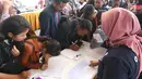Para peserta melakukan registrasi acara Emtek Goes To Campus (EGTC) 2018 di Universitas Muhammadiyah Malang (UMM), Rabu (26/9). Acara yang memadukan kegiatan edukasi dan entertainment ini digelar pada 26-27 September 2018. (Liputan6.com/Johan Tallo)
