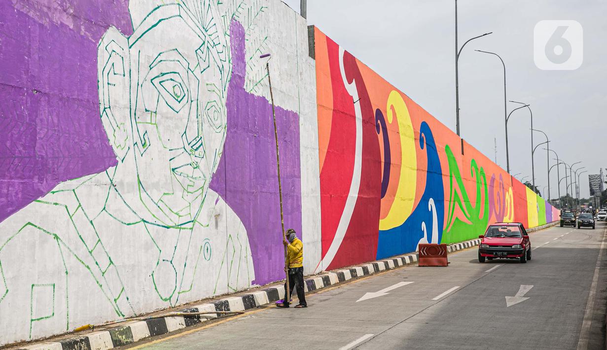 Pekerja menyelesaikan pembuatan mural di Flyover Gaplek, Tangerang Selatan, Rabu (10/3/2021). Konsep muralnya adalah "Tangsel Membangun". (Liputan6.com/Faizal Fanani)