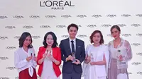 Rilis dua produk terbaru L'Oreal, Revitalift Crystal Micro Essence dan Rouge Signature, di Lucy in the Sky, SCBD, Sudirman, Jakarta, Senin, 5 Agustus 2019. (Liputan6.com/Asnida Riani)