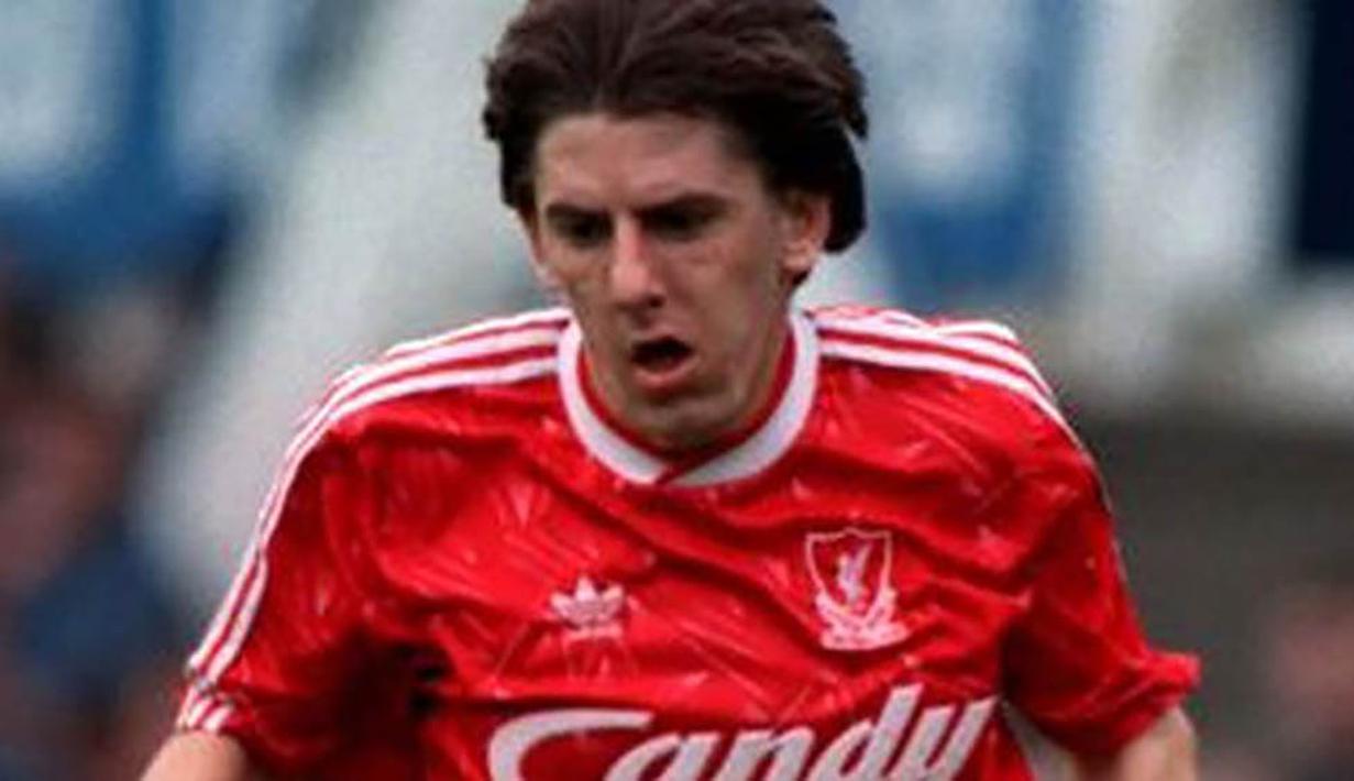 2. Peter Beardsley, pada awal karier dirinya gagal bersinal di MU. Salah satu winger terbaik era 80an ini kemudian sempat membela The Reds dan berhasil menunjukan sinarnya. (www.liverpoolecho.co.uk)
