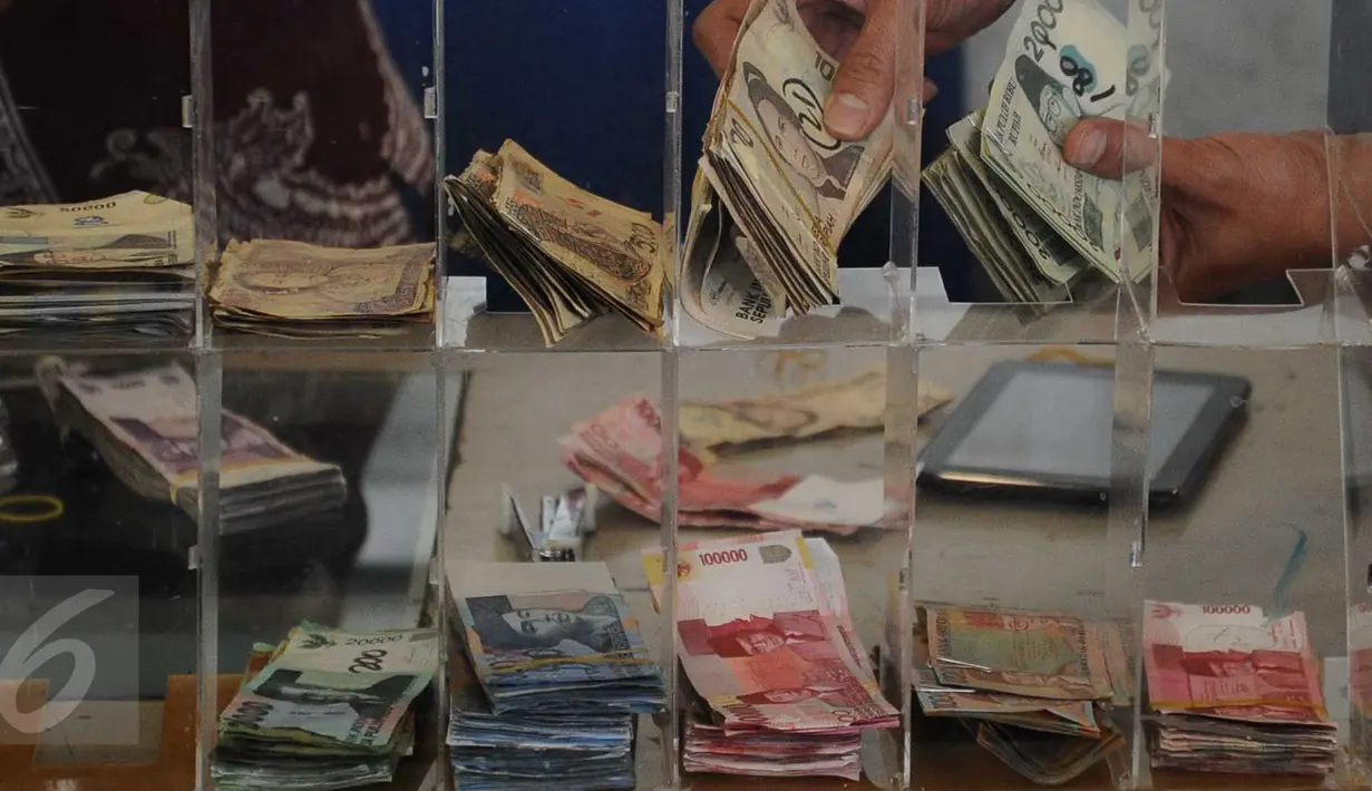 Sejumlah uang kertas lama dan rusak yang ditukarkan warga di Bank Indonesia, Jakarta, Selasa (26/1). BI menerapkan kebijakan untuk mengganti atau menukar uang tidak layak edar dengan uang yang layak edar (Liputan6.com/Angga Yuniar)
