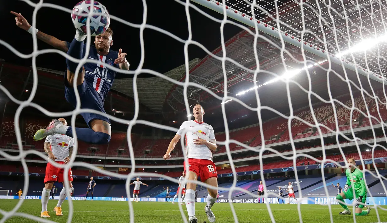 Penyerang Paris Saint-Germain (PSG), Neymar mengikuti bola ke gawang RB Leipzig setelah Juan Bernat mencetak gol pada partai semifinal Liga Champions di Estadio da Luz, Lisbon, Selasa (18/8/2020). PSG melaju ke final Liga Champions setelah mengandaskan Leipzig  3-0.  (AP Photo/Manu Fernandez)