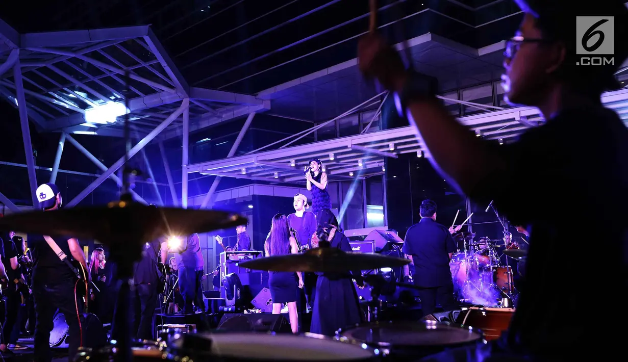 Penyanyi Lara saat membawakan single yang berjudul mencintaimu sampai mati bersama 100 musisi  Indonesia di BSD, Tagerang Selatan, Jumat (9/2). Dalam konser tersebut Lara dan 100 musisi mendapatkan pengakuan rekor MURI. (Liputan6.com/Angga Yuniar)