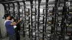 Pelanggan mengisi token listrik di Rusun Bendungan Hilir, Jakarta, Rabu (15/11). Pemerintah dan PT PLN (Persero) tengah menggodok penyederhanaan golongan pelanggan listrik rumah tangga. (Liputan6.com/Angga Yuniar)