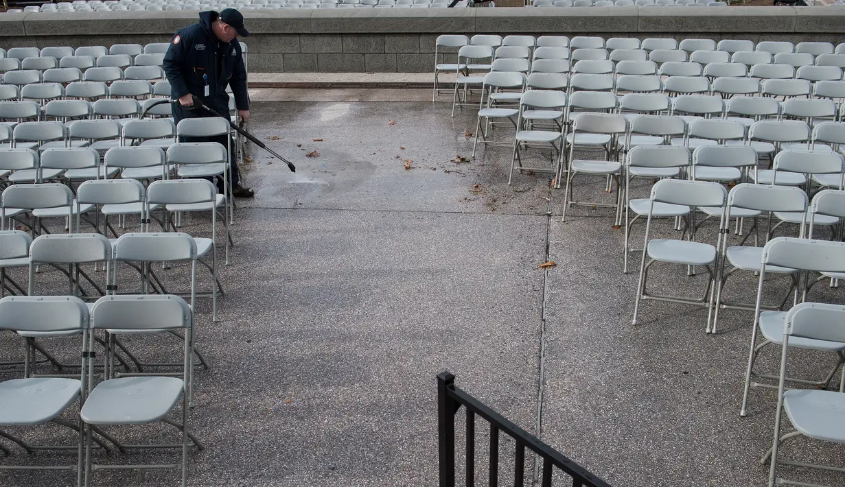 Pekerja kebersihan melakukan persiapan di depan Gedung Capitol di Washington DC, sebelum pelantikan presiden baru Donald Trump, Kamis (19/1). Pengambilan sumpah Trump secara resmi akan digelar di tangga depan Gedung Capitol. (AFP PHOTO/Brendan Smialowski)