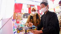 Bupati Banyuwangi Ipuk Fiestiandani (Kanan) melihat inovasi sekolah-sekolah  dalam Festival Merdeka Belajar  (Istimewa)