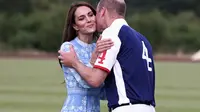Kate Middleton mencium pipi Pangeran William seusai mengikuti pertandingan polo untuk kegiatan amal. (dok. HENRY NICHOLLS / AFP)