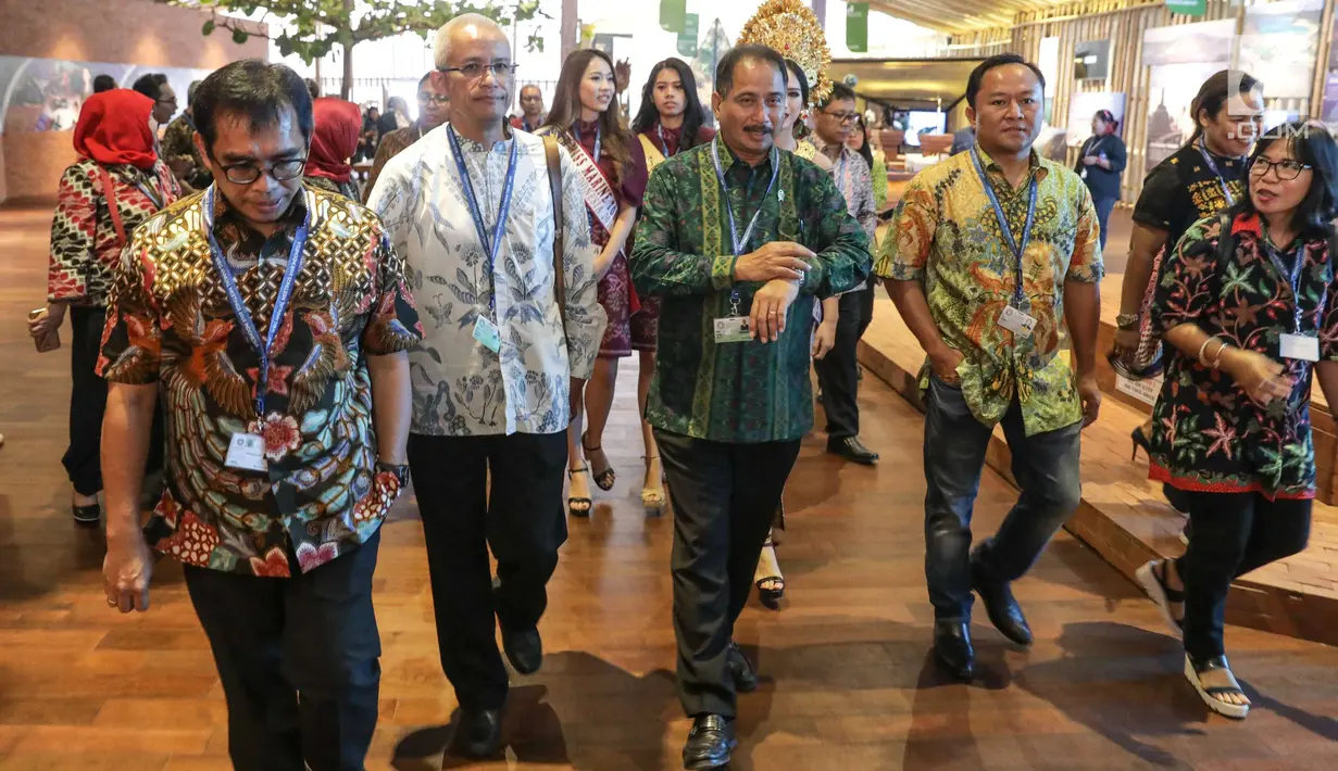 Menteri Pariwisata Arief Yahya (tengah) saat meninjau Paviliun Indonesia dalam rangka pertemuan tahunan IMF-Bank Dunia 2018 di Bali, Kamis (10/11). Paviliun Indonesia menunjukkan destinasi pariwisata yang ada di Indonesia. (Liputan6.com/Angga Yuniar)