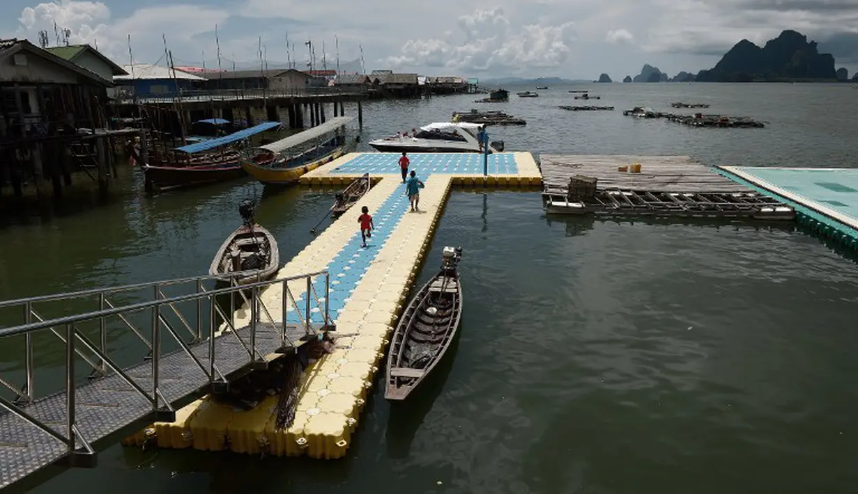 Lapangan unik yang mengambang di laut ini dibangun karena minimnya lahan untuk bermain sepak bola bagi warga Koh Panyee, Thailand. Foto diambil pada 2 Oktober 2014. (AFP PHOTO/Christophe ARCHAMBAULT)