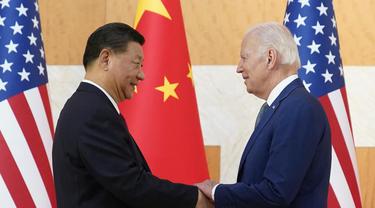 Presiden AS Joe Biden, kanan, dan Presiden China Xi Jinping berjabat tangan sebelum pertemuan mereka di sela-sela KTT G20, Senin, 14 November 2022, di Nusa Dua, Bali, Indonesia. (Foto AP/Alex Brandon)