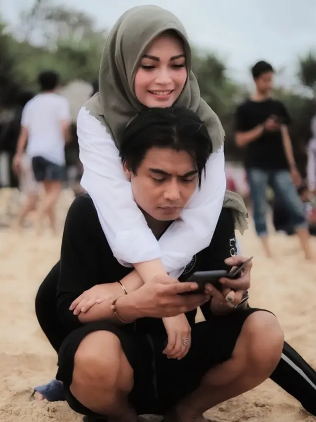6 Potret Mesra Charly Van Houten dan Istri, Sudah 15 Tahun Menikah