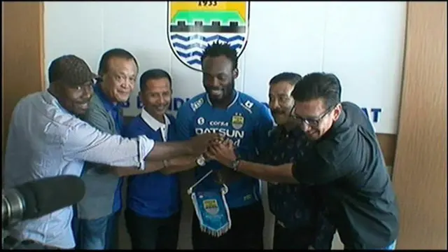  Persib Bandung membuat kejutan di bursa transfer jelang Liga 1. Mereka resmi merekrut eks gelandang Chelsea, Michael Essien.