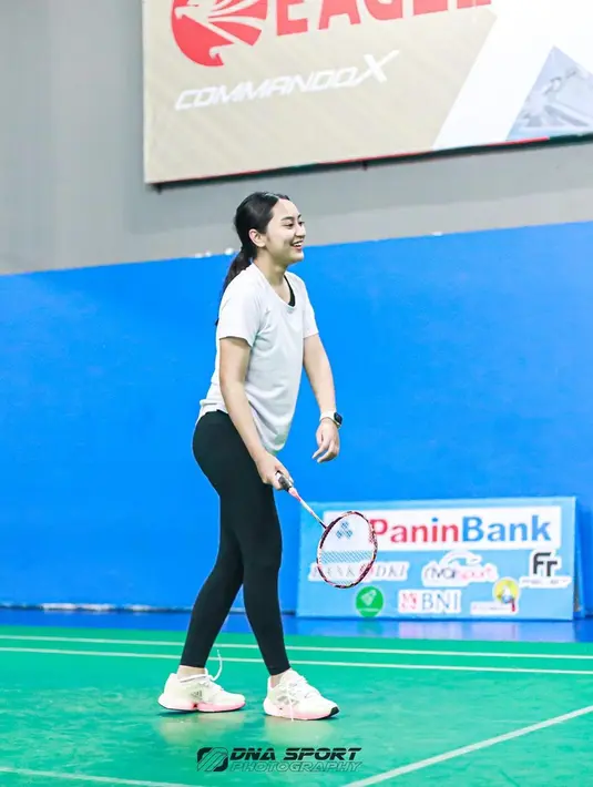 Punya pembawaan yang ceria, Memes pun bisa mencairkan suasana saat pertandingan. Pemilik nama Citragama Prameswari ini selalu melempar senyum saat menangkis kok dengan raketnya. Ia tampil kasual dengan mengenakan kaus putih dan celana legging hitam. (Liputan6.com/IG/@memes_prameswari)