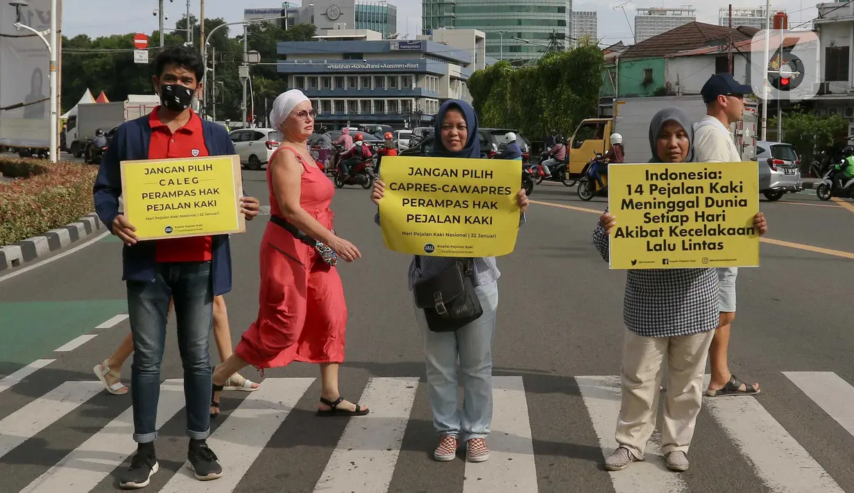 Aktivis dari Koalisi Pejalan Kaki menggelar aksi di Halte Tugu Tani, Jakarta, Senin (22/1/2024). (Liputan6.com/Herman Zakharia)