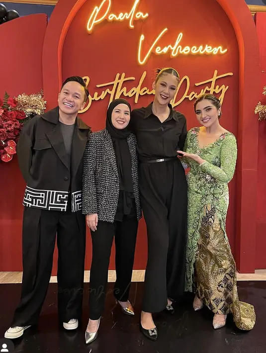 Sementara itu, Ashanty tampil berkebaya hijau berpayet dipadukan kain batik sebagai bawahannya.
[@tya_ariestya]