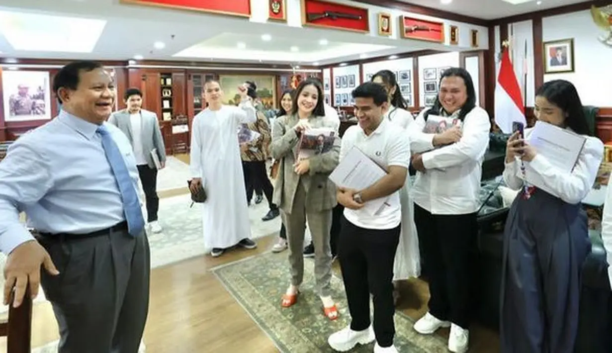 Fuji memilih tampil mengenakan kemeja putih dengan lengan panjang model balon. Melihat laman @allfujifashion, kemeja tersebut merupakan brand lokal dari Saine. Kemeja Nola Puffy Top tersebut dibandrol seharga Rp139 ribu-Rp145 ribu. Dipadukan celana loose warna abu-abu. [@prabowo]