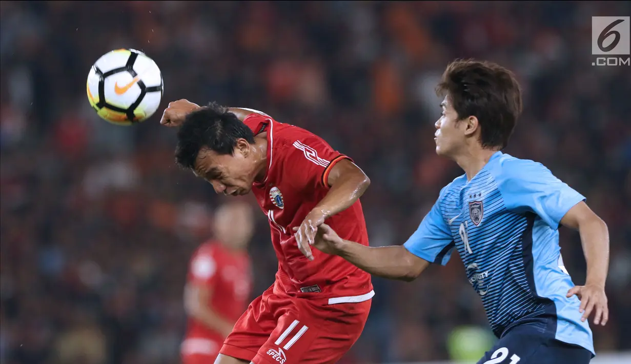 Penyerang Persija, Novri Setiawan (kiri) berebut bola dengan pemain Johor Darul Takzim, M Nazmi Faiz pada lanjutan penyisihan Grup H Piala Asia 2018 di Stadion GBK, Jakarta, Selasa (10/4). Persija menang telak 4-0. (Liputan6.com/Helmi Fithriansyah)