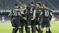 Para pemain Manchester City merayakan gol ke gawang Napoli pada laga Liga Champions di San Paolo, Rabu (1/11/2017). (AFP/Carlo Hermann)