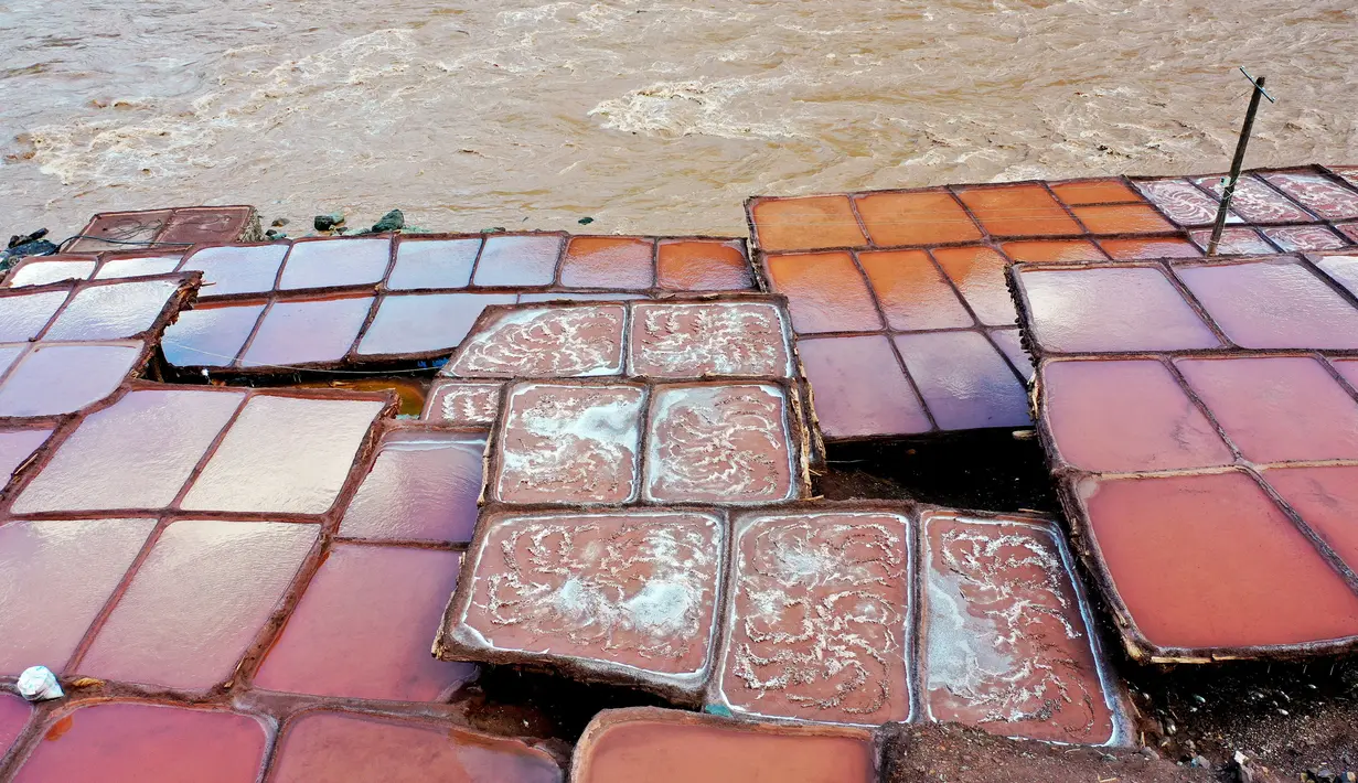 Foto udara menunjukkan tambak garam di Kecamatan Naxi, Prefektur Qamdo, Daerah Otonom Tibet, China, 28 September 2020. Warga menggunakan metode memanen garam tradisional dengan mengumpulkan air asin dari kolam dan tambang garam, lalu menguapkannya hingga terjadi pengkristalan. (Xinhua/Zhan Yan)