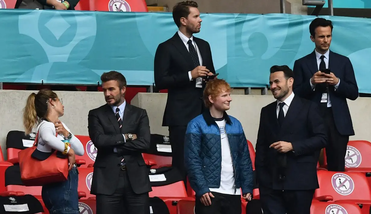 David Beckham (kiri) dan Ed Sheeran (kanan) menonton pertandingan babak 16 besar Euro 2020 antara Inggris dan Jerman di Stadion Wembley, London, Inggris, Selasa (29/6/2021). Inggris menang 2-0. (Photo by JUSTIN TALLIS/POOL/AFP)