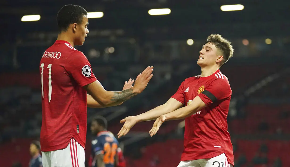 Pemain Manchester United, Daniel James, melakukan selebrasi bersama Mason Greenwood usai mencetak gol ke gawang Istanbul Basaksehir pada laga Liga Champions di Stadion Old Trafford, Rabu (25/11/2020). Setan Merah menang dengan skor 4-1. (AP/Dave Thompson)
