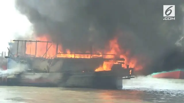 Sebuah kapal layar motor atau KLM Sinar timor yang bermuatan ratusan ton pupuk ludes terbakar di pelabuhan Gresik, Jawa Timur.