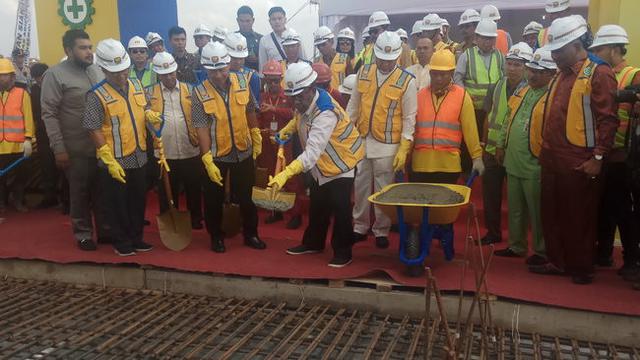 Gubernur Riau Wan Thamrin Hasyim meresmikan pengecoran terakhir Jembatan Siak IV