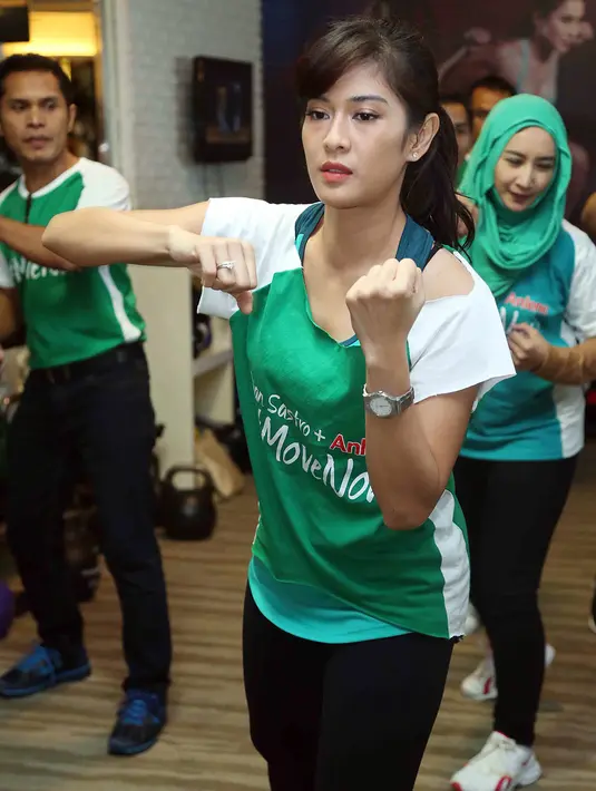 Ditemui Bintang.com di FX Sudirman, Jakarta Selatan, Minggu, (5/12/2015), Dian Sastro mengaku rutin berolahraga yang bisa membangkitkan energi baru setelah terkuras dengan segala aktifitasnya. (Deki Prayoga/Bintang.com)
