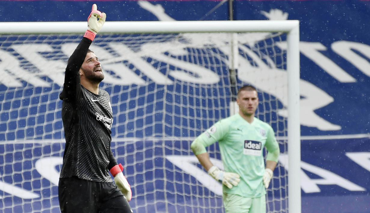 Alisson Becker - Kiper Liverpool ini baru saja mencatatkan namanya di papan skor pertandingan di Liga Inggris. Alisson menjadi pahlawan kemenangan Liverpool setelah sundulannya merobek gawang West Brom dan membuat timnya menang 2-1. (AP/Rui Vieira, Pool)