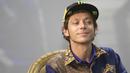 Ekspresi lucu Valentino Rossi saat menjawab pertanyaan dalam konferensi pers peluncuran motor baru Yamaha, Xabre, di The Mulia Resort, Bali, Selasa (26/1/2016). (Bola.com/Vitalis Yogi Trisna)