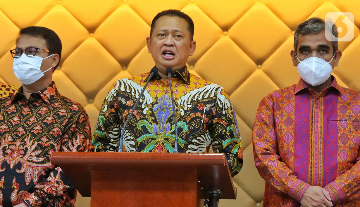 Ketua MPR, Bambang Soesatyo didampingi pimpinan MPR saat memberikan keterangan kepada wartawan usai memperingati Hari Konstitusi dan HUT MPR ke-77 di Jakarta, Kamis (18/8/2022). Acara tersebut bertemakan Konstitusi Sebagai Pijakan Bagi Kebangkitan Ekonomi dan Politik Global Pasca Pandemi. (Liputan6.com/Angga Yuniar)