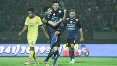 Pemain Arema Cronus, Samsul Arif bersama Esteban Vizcarra merayakan gol yang dicetak ke gawang Persegres G.U pada laga Piala Jenderal Sudirman di Stadion Kanjuruhan, Malang, Selasa (20/11/2015). Arema berhasil menang 4-1. (Bola.com/Kevin Setiawan)