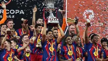 Para pemain FC Barcelona mengangkat trofi saat mereka merayakan kemenangan pertandingan final Piala Super Spanyol melawan Real Madrid di King Abdullah Sports City Stadium, Jeddah pada Minggu 11 Januari 2026 waktu setempat atau Senin 12 Januari 2026 dini hari WIB. Mengalahkan Real Madrid dengan skor 3-2, Barcelona sukses merengkuh gelar Piala Super Spanyol 2026. (Fadel SENNA/AFP)