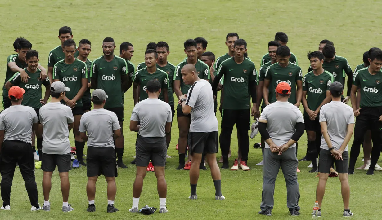 Asisten pelatih Timnas Indonesia U-22, Nova Arianto, memberikan arahan saat latihan di Stadion Madya Senayan, Jakarta, Kamis (24/1). Latihan ini merupakan persiapan jelang Piala AFF U-22. (Bola.com/Yoppy Renato)
